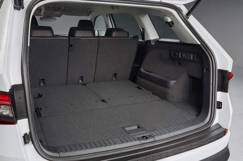 Объем багажника в пятиместном варианте – 720 литров, в семиместном – 270. Дверь может быть оснащена электроприводом и системой бесключевого доступа, которая активируется взмахом ноги под задним бампером.