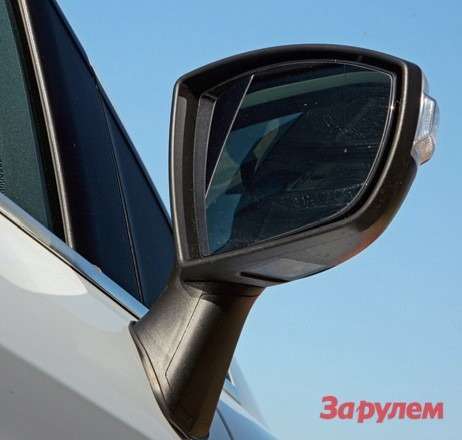 В корпус наружных зеркал заднего вида обеих машин встроены указатели поворотов