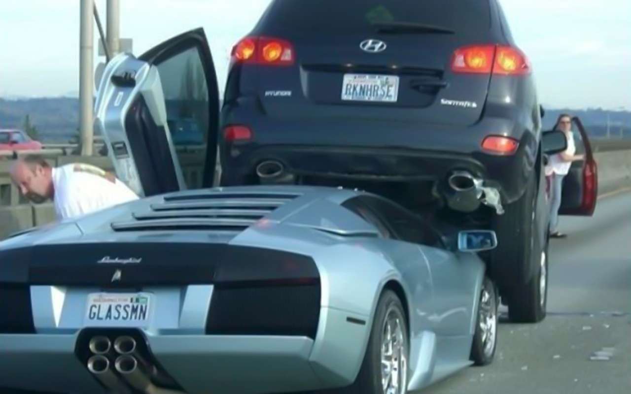 Вдохновившись эмблемой Lamborghini, на которой изображен разъяренный бык, водитель Ламбо не сдержался и поднял на рога Hyundai Santa Fe.