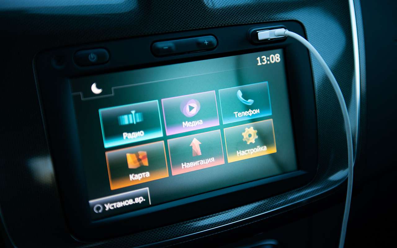 Мультимедийная навигационная система Media NAV 4.0 с 7-дюймовым сенсорным экраном – привилегия версий Drive.