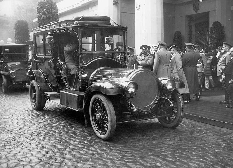 1913 г. Французский Delaunay-Belleville с характерным цилиндрическим капотом – основной 
автомобиль императора
