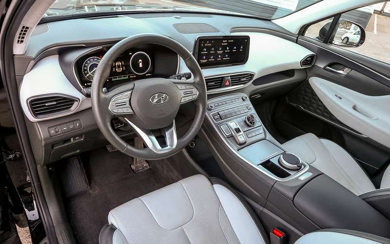 Если стиль интерьера для вас превыше всего, выбирайте Hyundai. Приятно, что красота не помешала практичности.