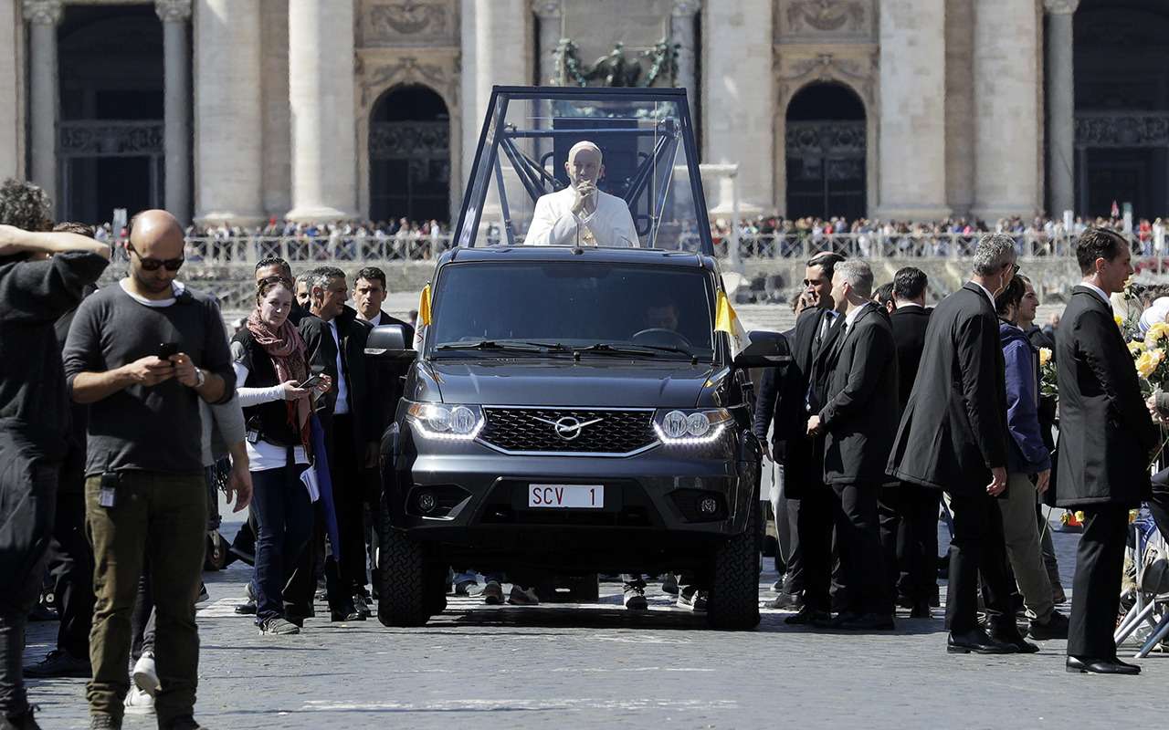 Это невероятно: Папа Римский теперь ездит на пикапе УАЗ — фото 961788