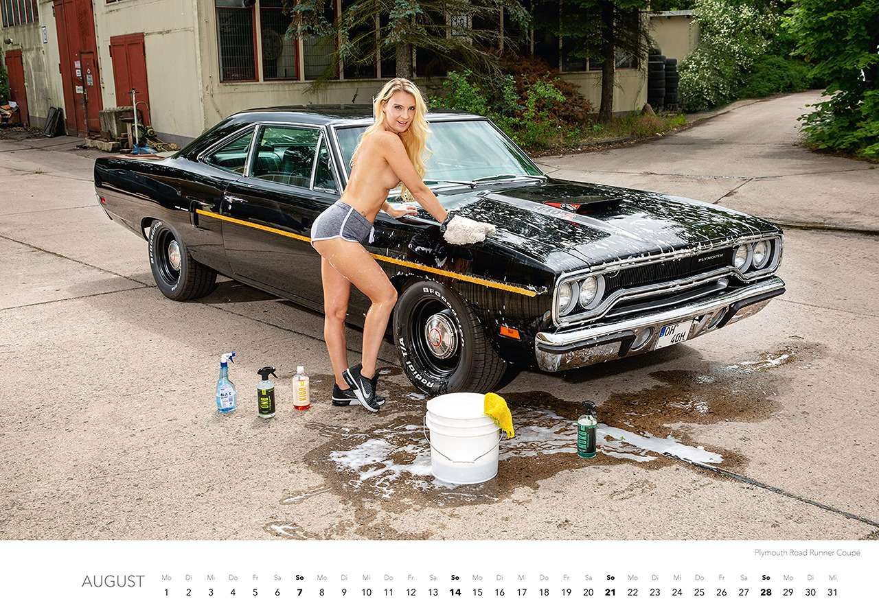 Пикантная автомойка: полуодетые красотки в календаре-2022 — фото 1294157