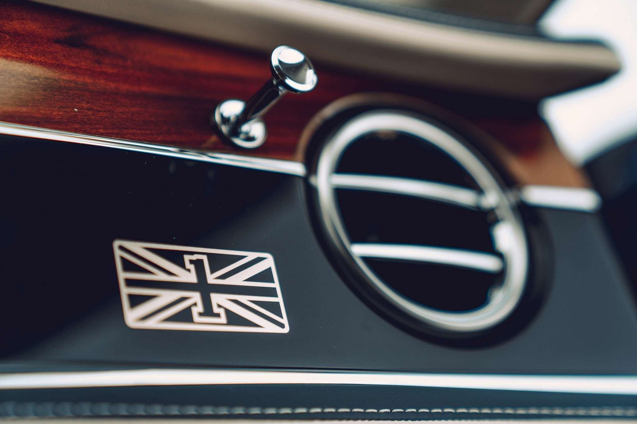 Новый Bentley Flying Spur продали за 49 миллионов рублей