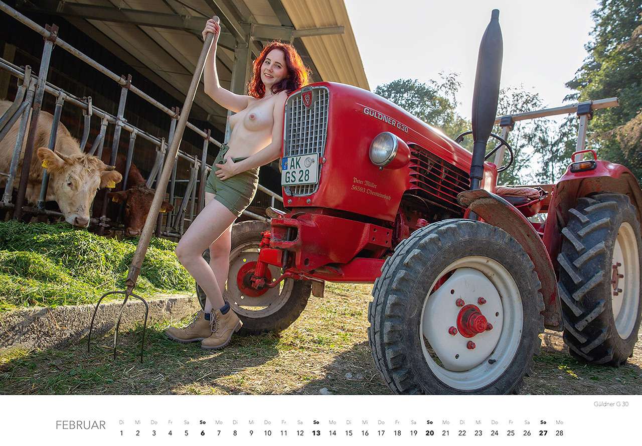Обнаженные трактористки — эротический календарь на 2022 год — фото 1287645