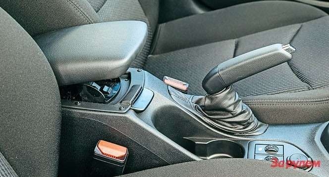 Удобный подлокотник — незаменимая опора для правой руки водителя.