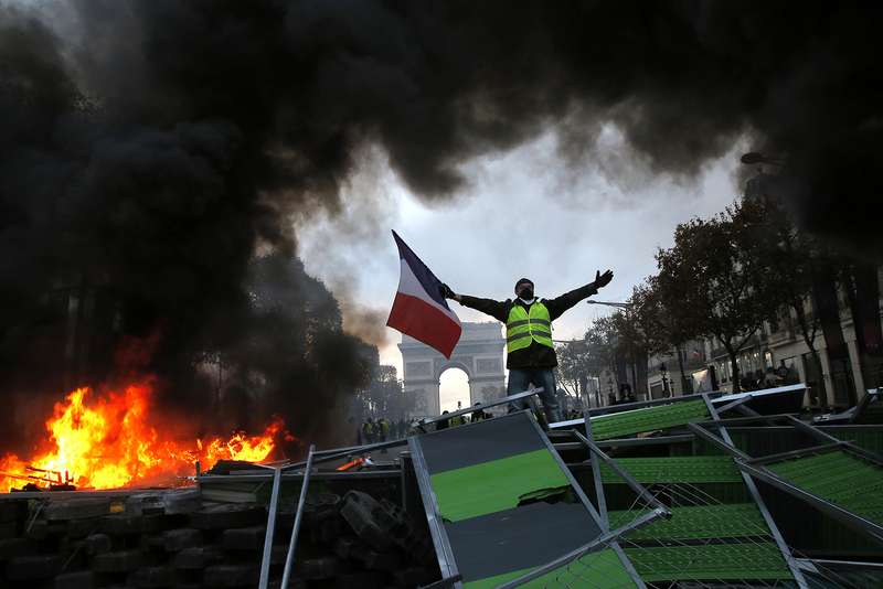 Как французы протестуют против роста цен на топливо: баррикады против водометов