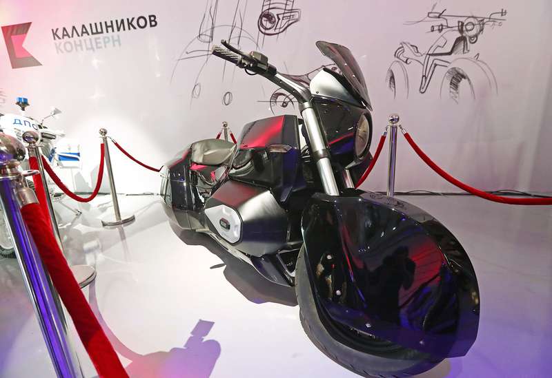 Владимиру Путину показали мотоцикл президентского «Кортежа»