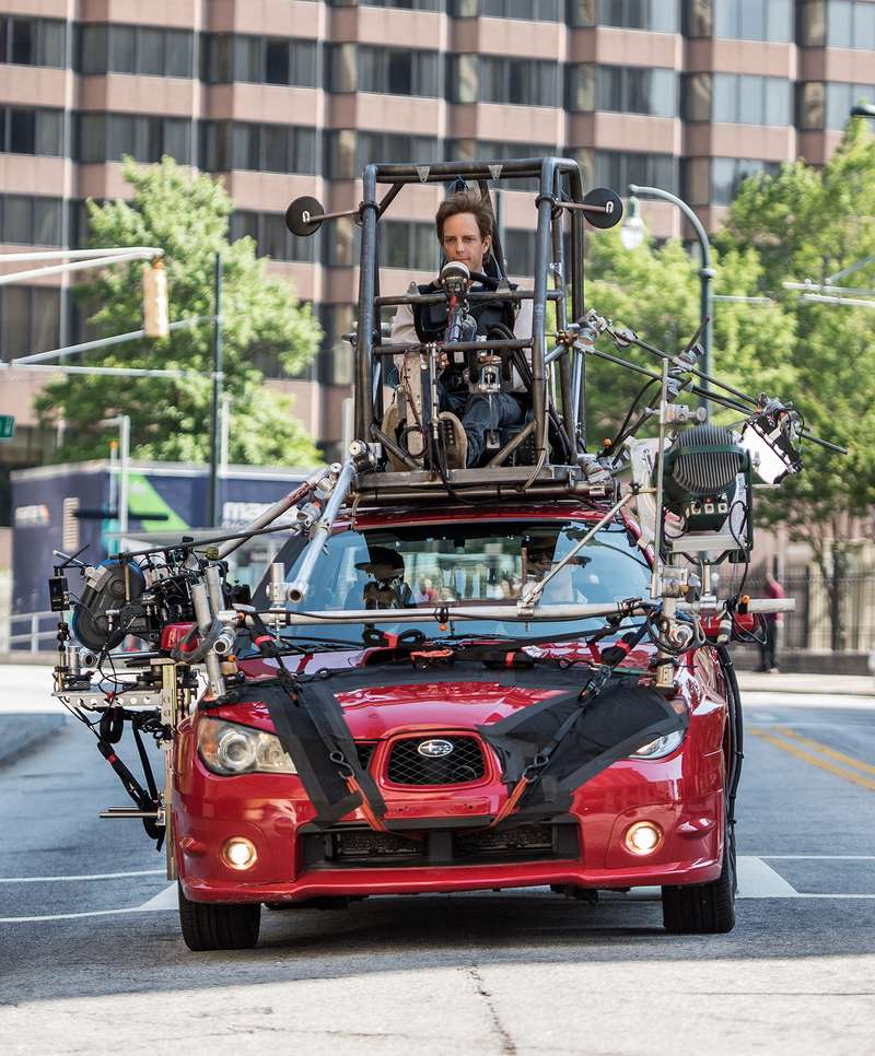 Джереми Фрай за работой. Иногда каскадеру приходится управлять машиной, сидя на крыше.  Если приглядеться, то можно увидеть: на водительском кресле - герой фильма.