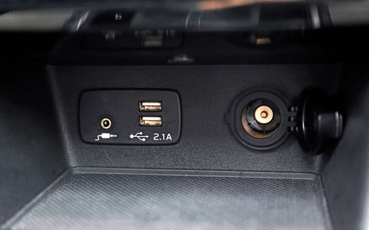 Два USB-слота в передней части салона – это здорово, но корейские машины оснащены еще и индукционной зарядкой для смартфона.