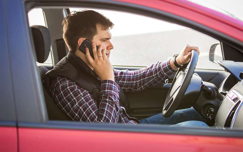 Пользование гаджетами запрещено ПДД. Но мы все равно каждый день видим водителей, увлеченно болтающих по телефону.