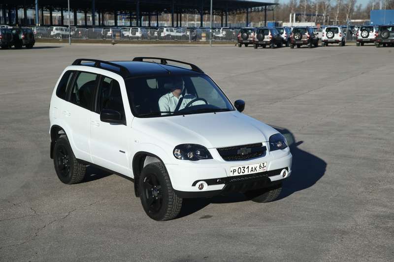 Черно-белая Chevrolet Niva спешит к дилерам (ОБНОВЛЕНО)