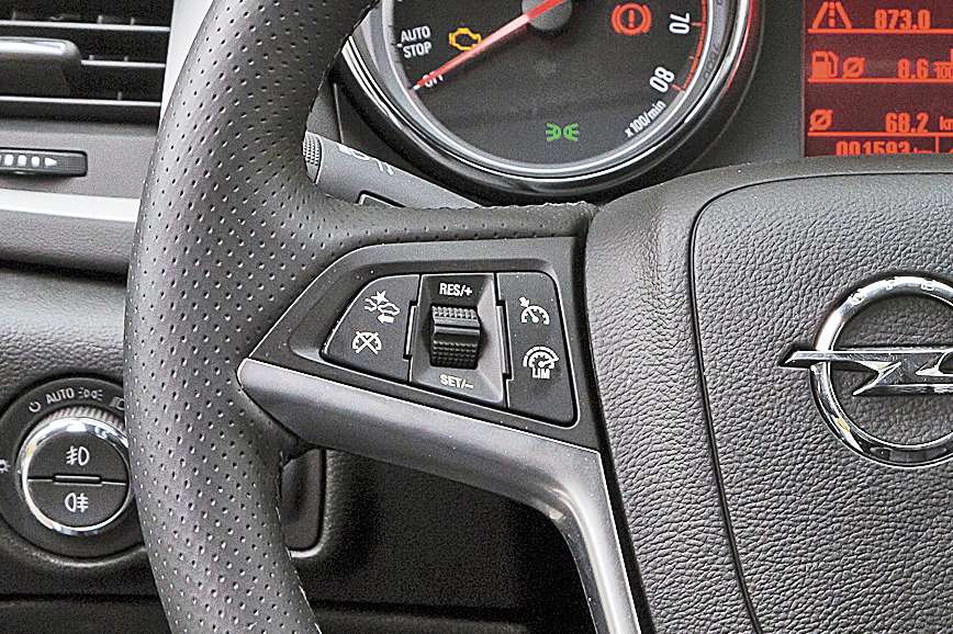 За круиз-контроль не придется доплачивать, а вот система Opel Eye с функциями предупреждения о покидании полосы и распознавания знаков обойдется в 20 000 руб. 