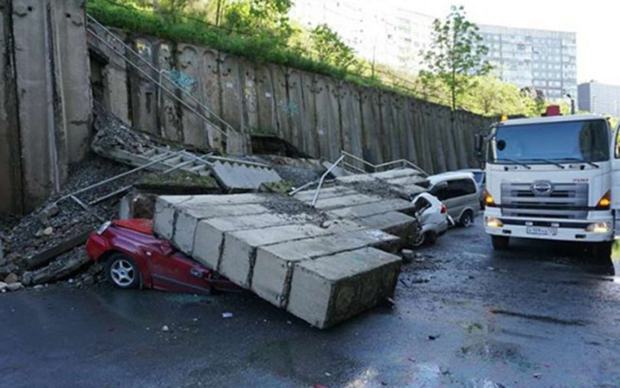 Машины расплющены бетонными блоками: циклон во Владивостоке — фото 976971