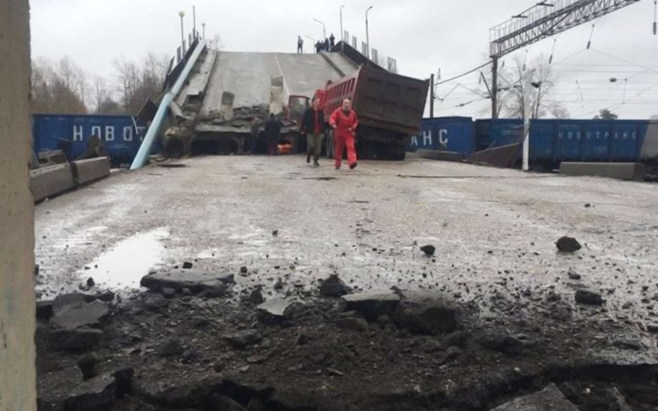 В Приамурье под тяжестью самосвала мост рухнул на железную дорогу — фото 912589