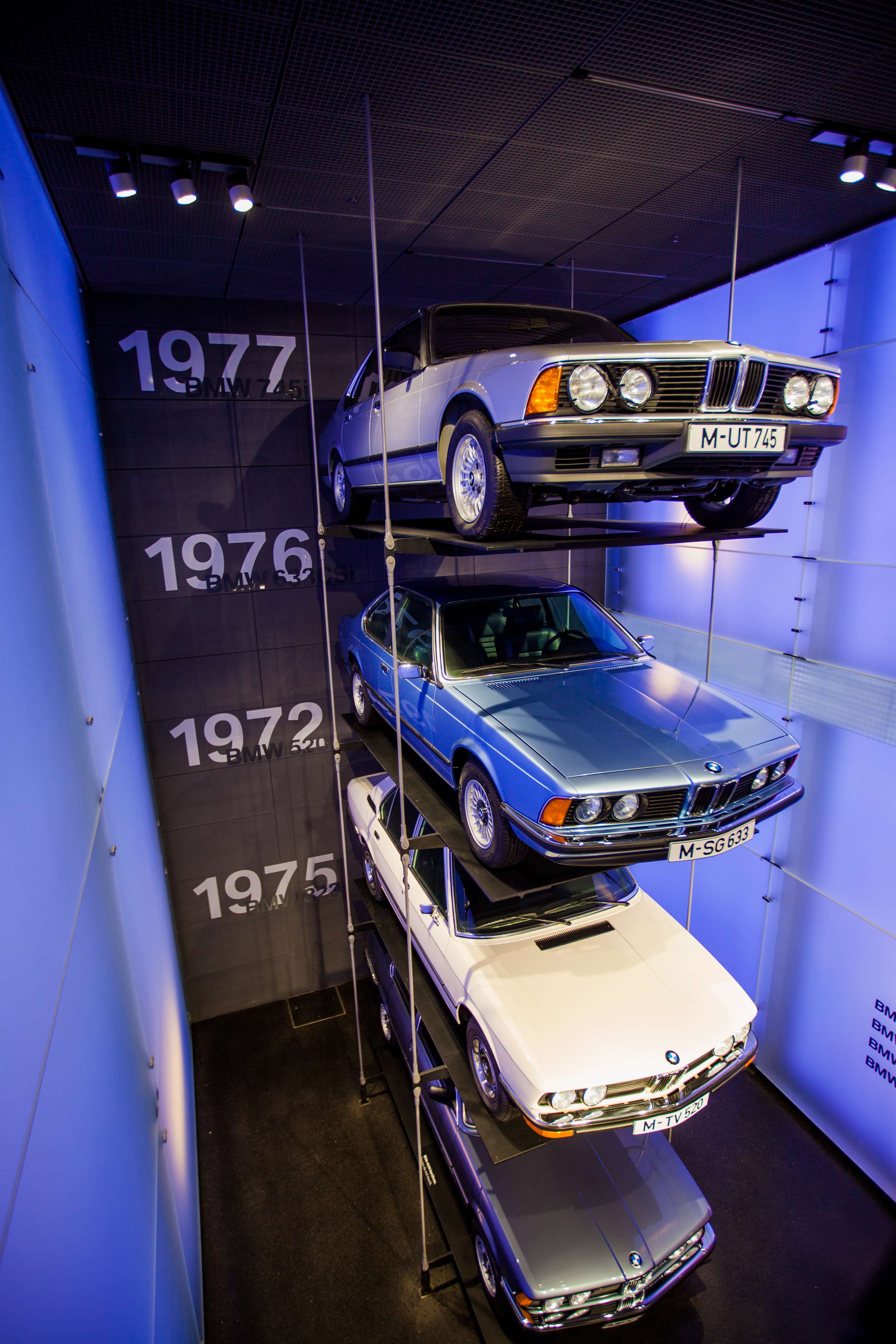 Линейка моделей BMW, актуальная в 1970-х. Снизу вверх — 3-я, 5-я, 6-я и 7-я серии тех лет. Многие фанаты марки до сих пор считают тогдашние BMW единственно верными.