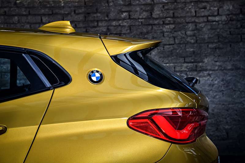 BMW рассекретила российские цены на кроссовер X2