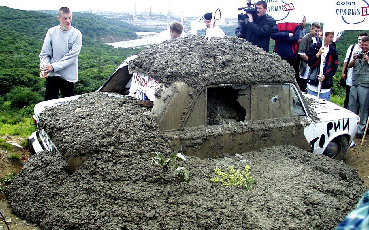 2003 год. Акция протеста во Владике против роста таможенных пошлин на иномарки.
