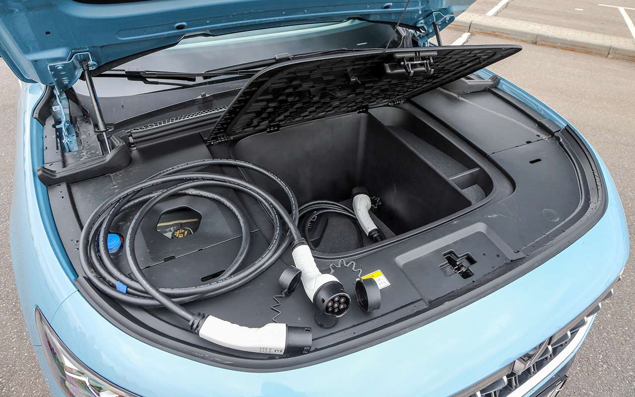 Зарядные провода удобно хранить в дополнительном багажнике под капотом.