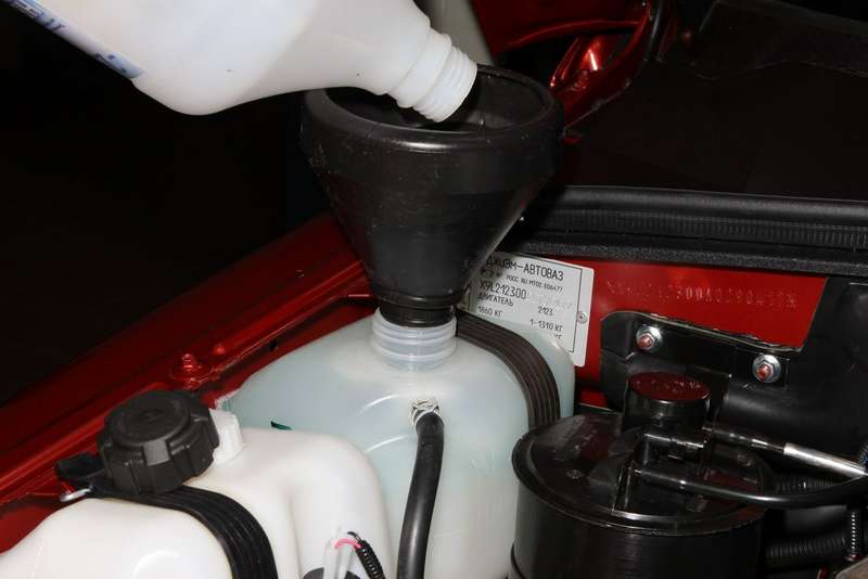 Заливаем жидкость в систему охлаждения двигателя через расширительный бачок, пока из шланга подвода охлаждающей жидкости к дроссельному узлу не польется жидкость.