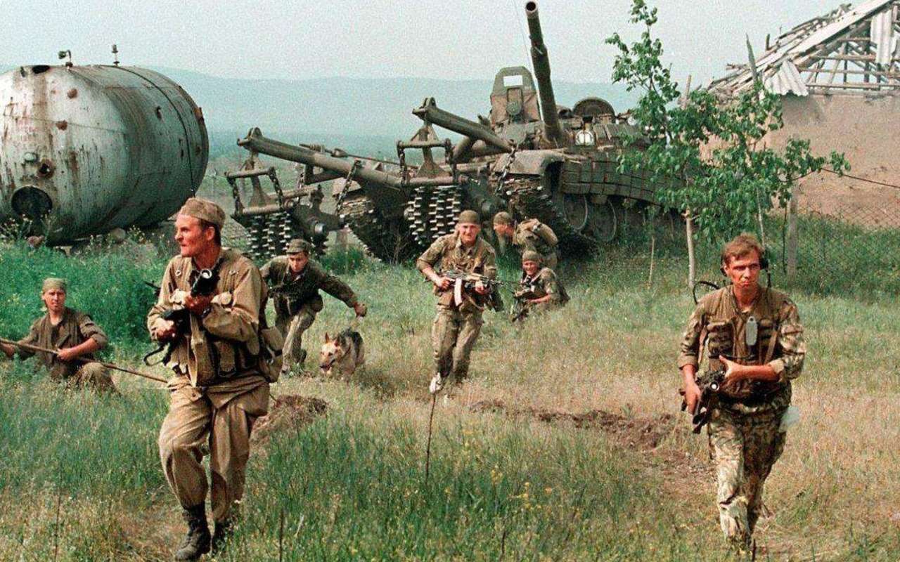 Т-72 с минным тралом в Чечне