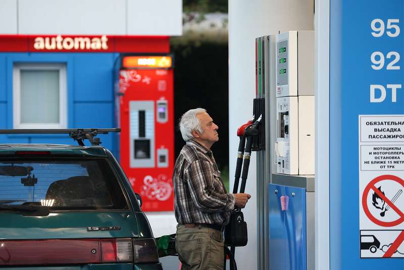 Цены на топливо вырастут с 1 января 2018 года: правительство одобрило новые акцизы