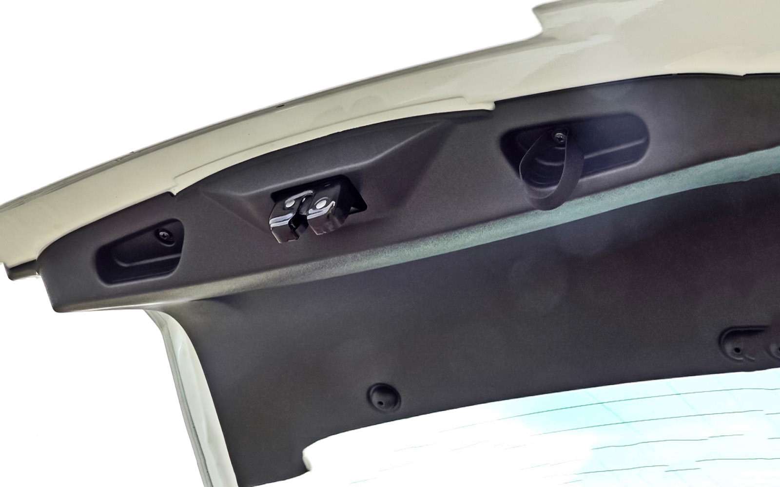 Матерчатая петелька на двери багажника Гранты – жест заботы о покупателях. Прежде ее не было.