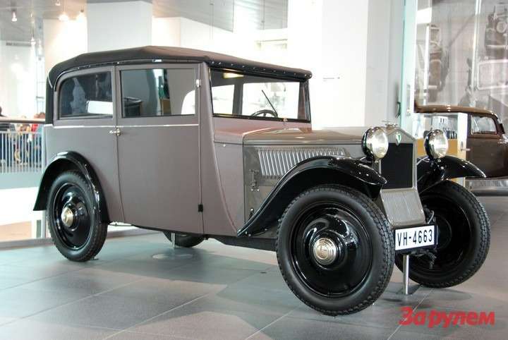 DKW F1 (1931 — 1932 гг.) оснащался рядным двухцилиндровым двухтактным мотором рабочим объемом 584 см3 и мощностью 15 л.с. Снаряженная масса — 450-580 кг в зависимости от типа кузова. Автомобиль развивал скорость 75 км/ч и расходовал 8 л бензо-масляной смеси на 100 км. Было выпущено 4353 единицы.   