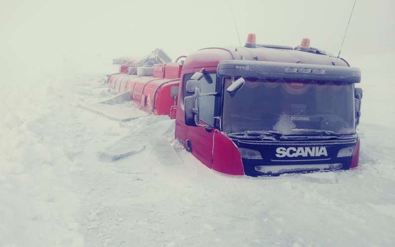 В Якутии под лед провалились два бензовоза
