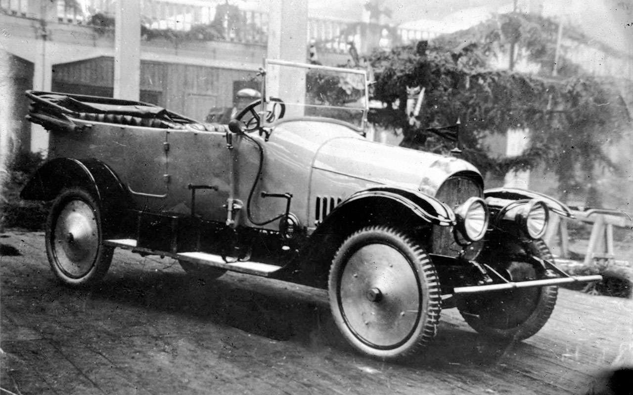 Первый отечественный автомобиль, который имел шансы (хотя и мизерные) стать правительственным.  БТАЗ-1 (Бронетанковый автомобильный завод), известный также под именем Промбронь-С, представлял собой модернизированный, еще предвоенный Руссо-Балт серии С. Одну машину в 1922-м подарили председателю ВЦИК Калинину, еще одну, в 1923-м, передали для Ленина. Судя по всему, вождей на этих машинах так и не возили.