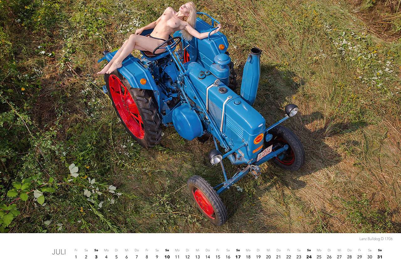 Обнаженные трактористки — эротический календарь на 2022 год — фото 1287651