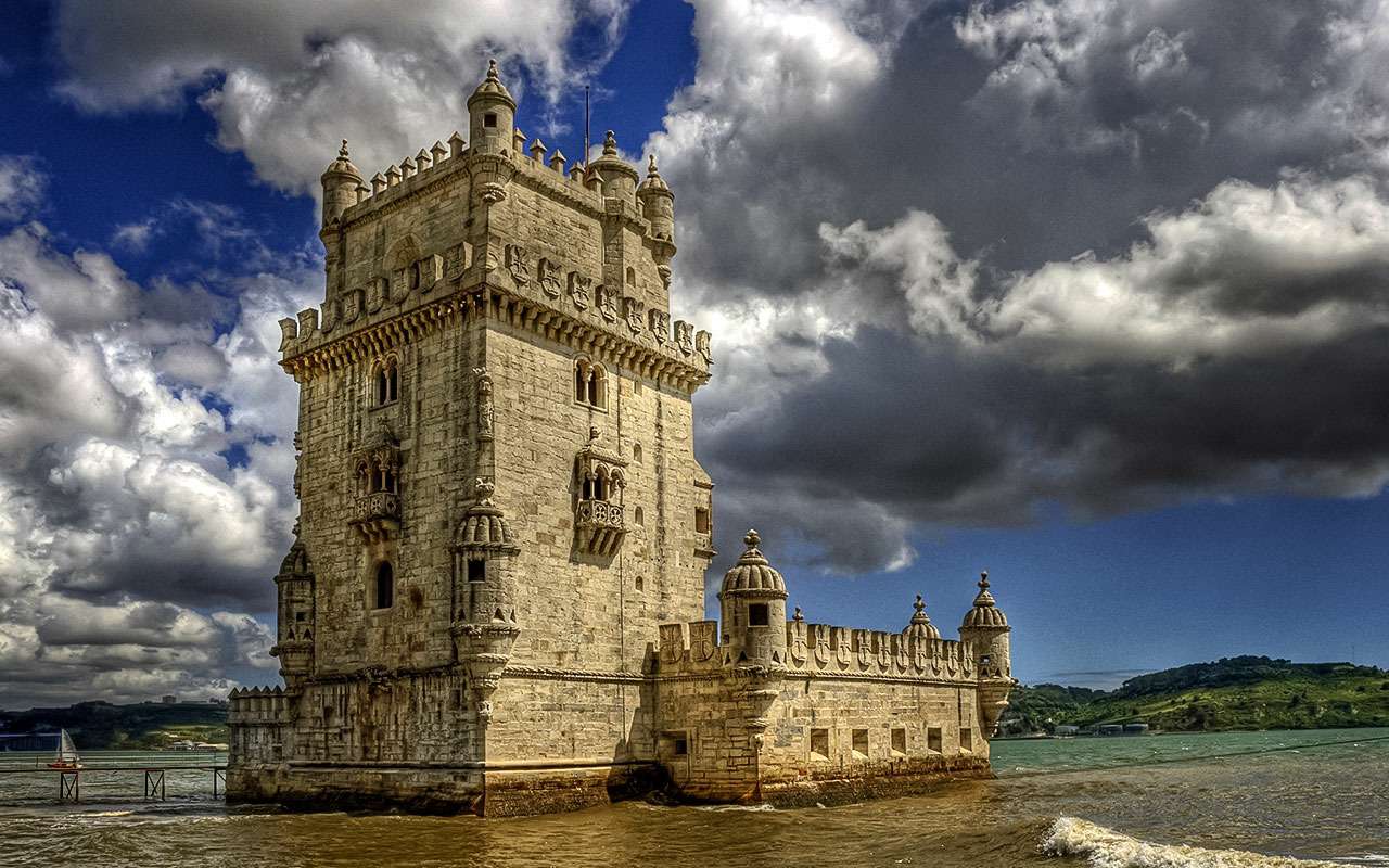 Башня Белен, или же Торри-ди-Белем, – 35-метровый форт на острове реки Тежу недалеко от центра Лиссабона. Построена в 1515—1521 годах Франсишку ди Аррудой в честь открытия Васко да Гамой морского пути в Индию. Одновременно служила крепостью, пороховым складом, тюрьмой и таможней. И сюда придется отстоять очередь, а вход будет платным. Бесплатен он только в каждое первое воскресенье месяца.