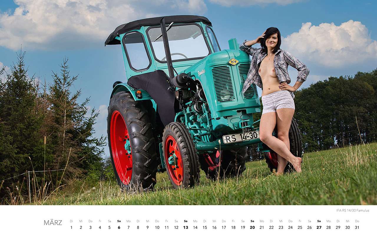 Обнаженные трактористки — эротический календарь на 2022 год — фото 1287647