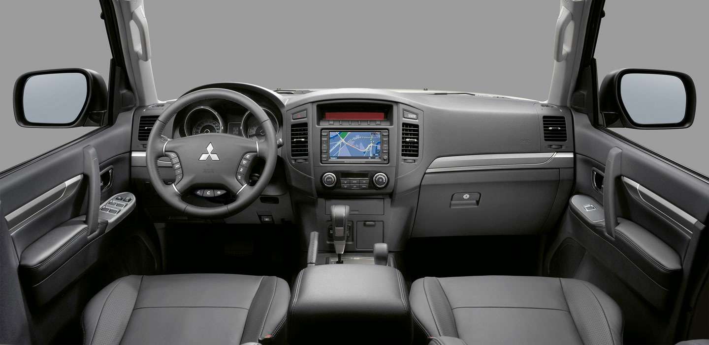Интерьер Mitsubishi Pajero IV в комплектации Ultimate