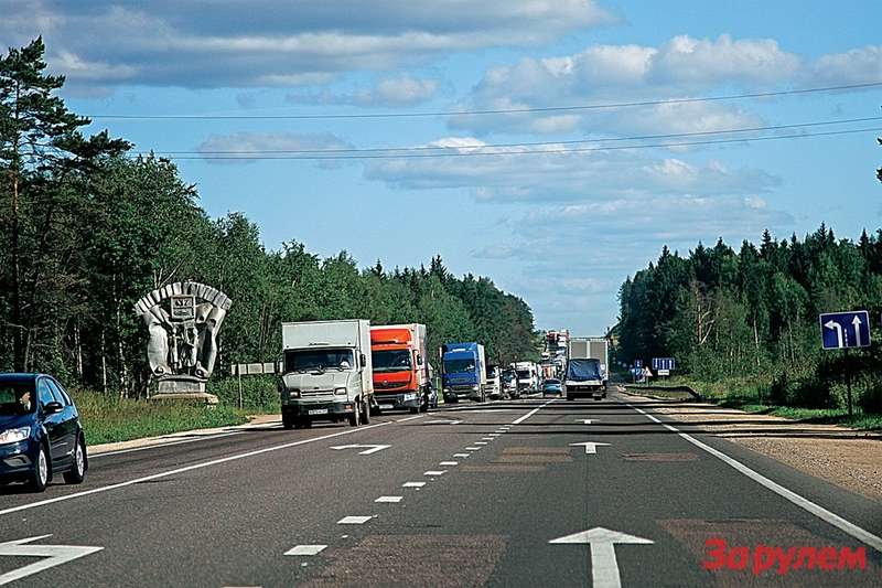 Судя по асфальту и разметке, это дорога на Питер. Ну а вереницы грузовиков
нынче встретишь почти на любой российской трассе.