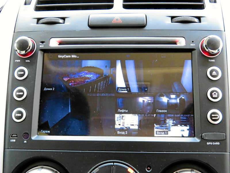 Изображения с семи видеокамер, расположенных в квартире, в подъезде дома, в гараже и непосредственно в автомобиле, транслируются на облачный сервер. Любое из них можно лицезреть на центральном дисплее автомобиля и даже управлять камерами.