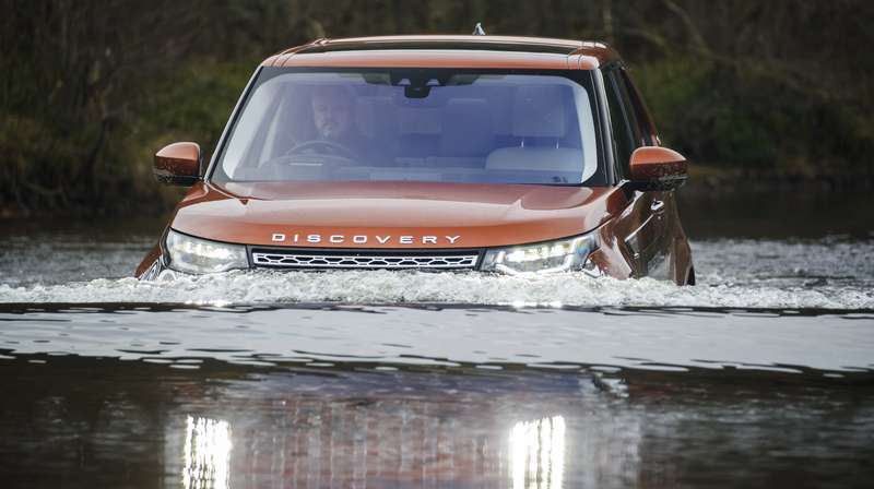 Новый Land Rover Discovery: ныряет, крутит педали и бежит