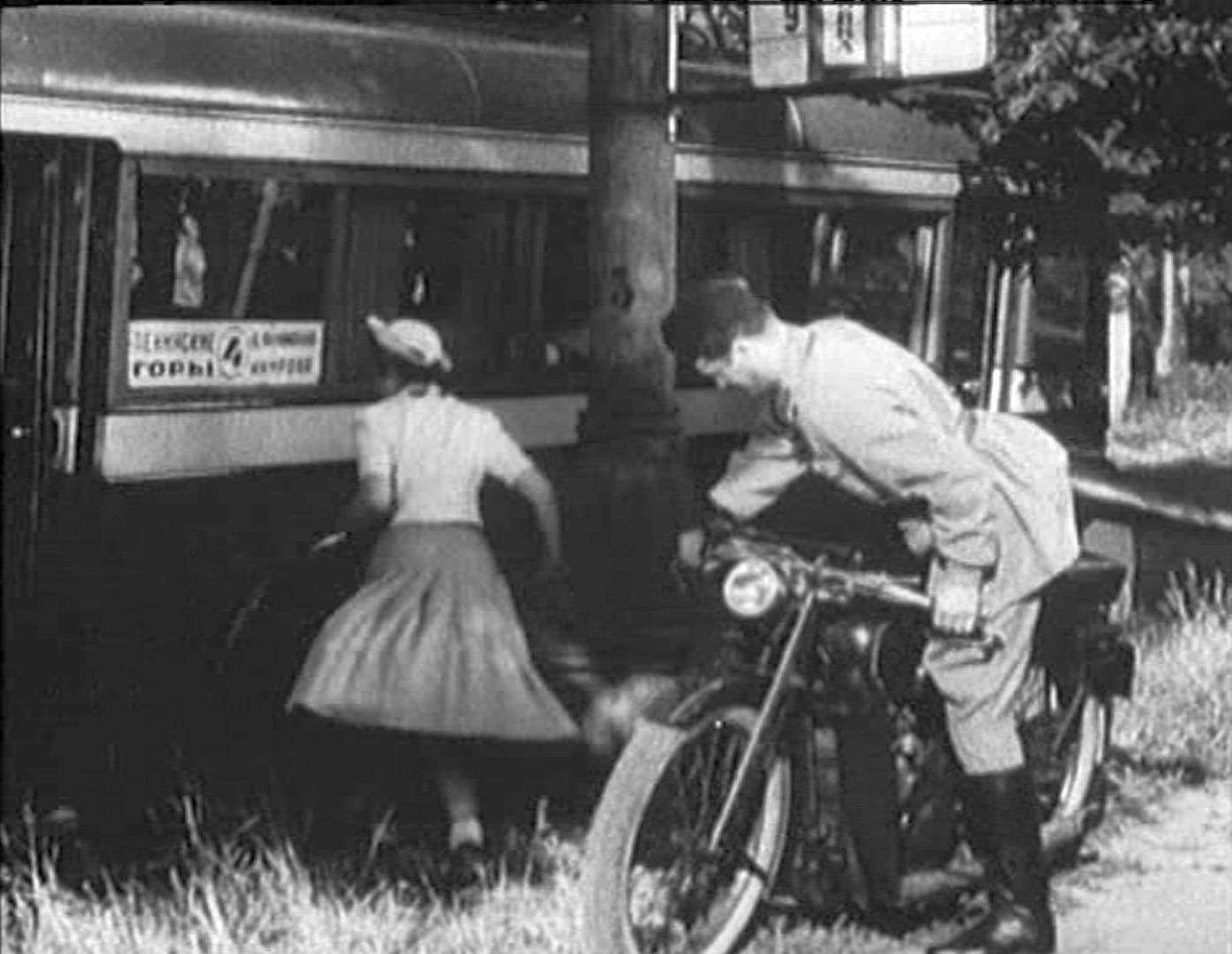 Кадр из довоенной комедии «Сердца четырех» («Мосфильм», 1939 год), одной из немногих лент отечественного кино, где в кадрах можно рассмотреть троллейбус. Обычно в объектив попадал автобус ЗиС-16. По этому адресу: http://glazo.livejournal.com/31350.html было проведено занятное расследование, где и в каких обстоятельствах проводилась съемка.