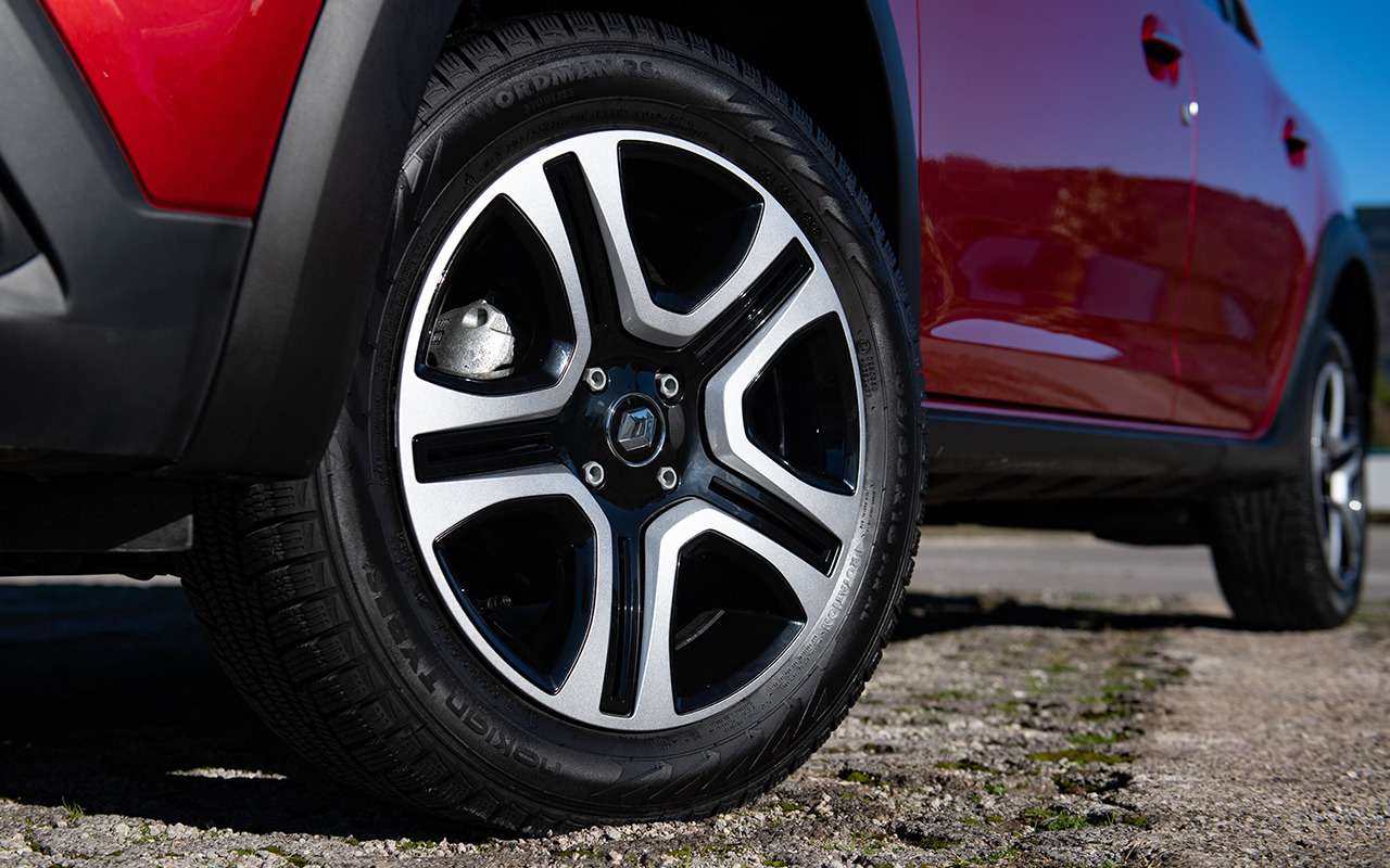 Двухцветные накладки на колеса для версии Logan Stepway City смотрятся как литые диски.