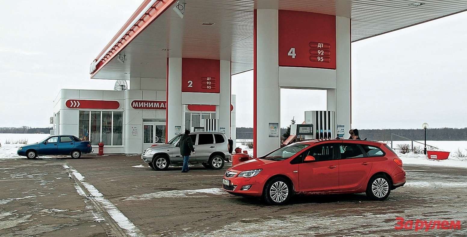 С бензином на трассе М4 проблем нет, цены ровные: литр А95 стоит около 28,7 руб. Средний расход, который «Астра» выводила на бортовом компьютере, — 9,6 л/100 км.