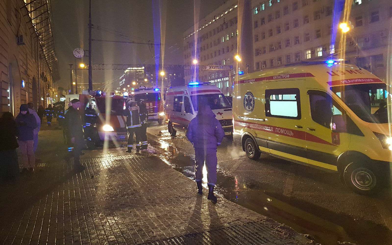 Страшное ДТП в Москве: спасатели обнаружили труп пассажира в багажнике — фото 839006