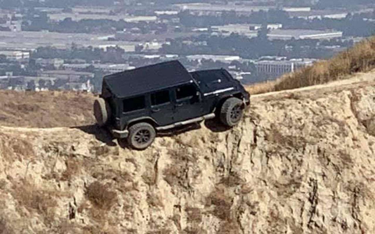 Чем круче джип, тем... Этот Jeep застрял на скале — фото 1169980