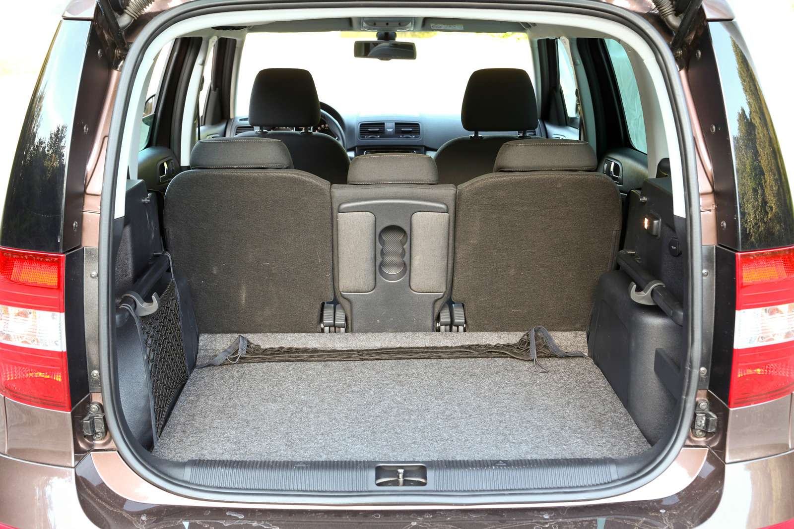 Skoda Yeti. Объем правильного по форме багажника Шкоды можно увеличить, сдвинув вперед задний диван.