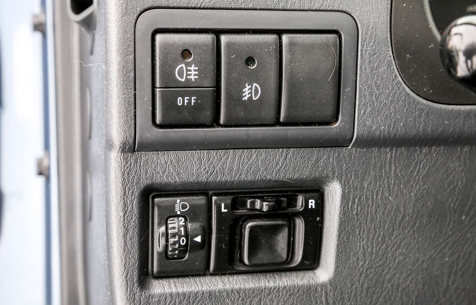 Suzuki Jimny. Передние противотуманки включаются и выключаются разными кнопками.