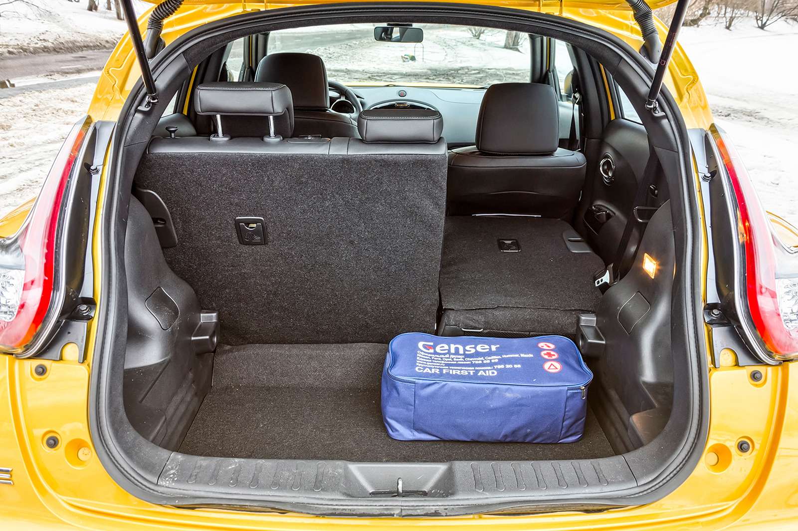 Объем багажника переднеприводной версии вырос с 241 до 354 л. Если сложить спинки и уложить полку, делящую «хозблок» пополам, получим ровный пол.