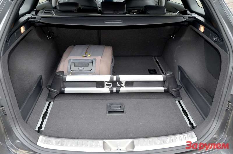 Грузовое пространство i40 оснащено подвижными ограничителями габаритов, поэтому беспокоится о том, что багаж разлетится по всему багажнику не стоит.