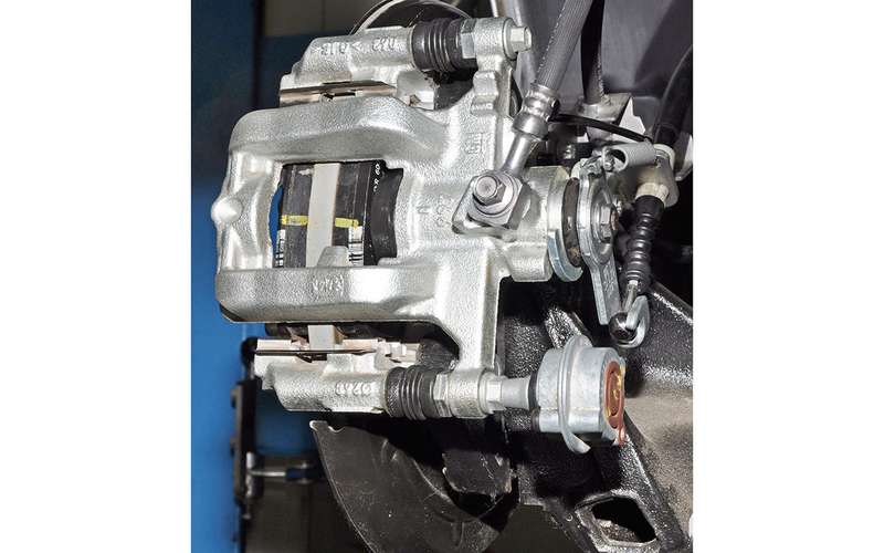 Дисковые тормозные механизмы задних колес Chevrolet Cruze. Основной привод – гидравлический, стояночный тормоз – тросовый.