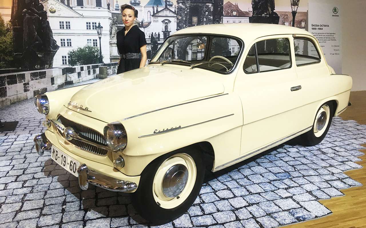 Skoda Octavia (1959–1964). Впервые Octavia была представлена публике в марте 1959 года на Лейпцигском автосалоне. Ее название произошло от латинского «octo» (восемь), что означало появление восьмой модели в линейке марки. Автомобиль подкупал независимой подвеской с пружинами спереди, вместительностью и качеством сборки.