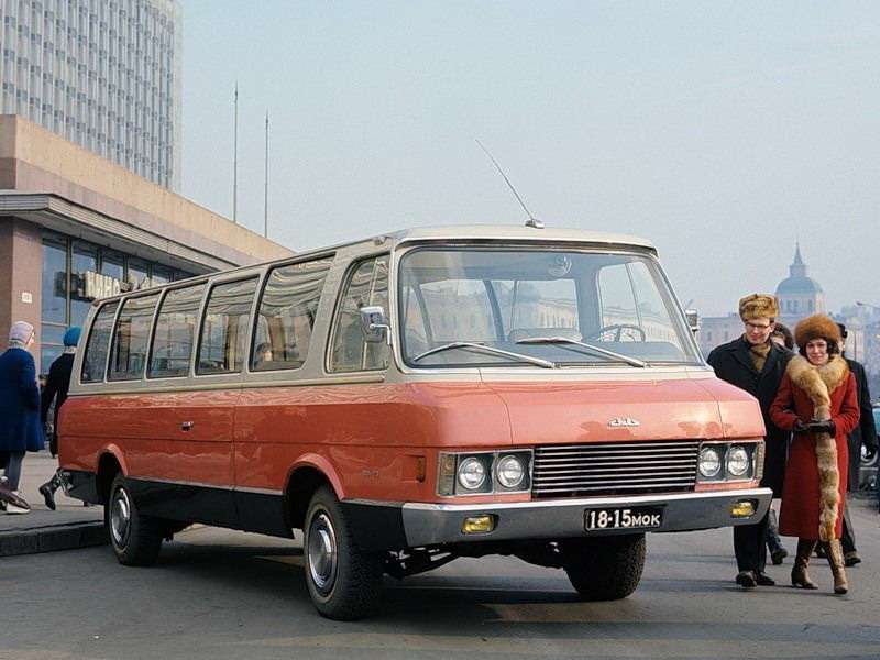 Модернизированный ЗИЛ-118К (или ЗИЛ-119) «Юность», 1971 год. Дизайнером обновленного микроавтобуса был Борис Кузнецов. И опять производство носило в буквальном смысле единичный характер, а за три года (с 1972-го по 1974-й) не построили ни одной машины. Существовало несколько интересных модификаций микроавтобуса, в том числе реанимобиль, передвижная телевизионная станция, пикап, противодиверсионная спецмашина со сверхпрочным контейнером для ликвидации подозрительных устройств. Кроме того, один из автомобилей некоторое время выполнял роль чемоданчика с «ядерной кнопкой» – в нем смонтировали аппаратуру управления пуском стратегических ракет. КГБ оборудовал несколько машин аппаратурой радиоэлектронного слежения. Якобы одна из таких машин постоянно дежурила во дворах неподалеку от американского посольства. Всего с 1961 по 1994 год изготовили 93 микроавтобуса «Юность».